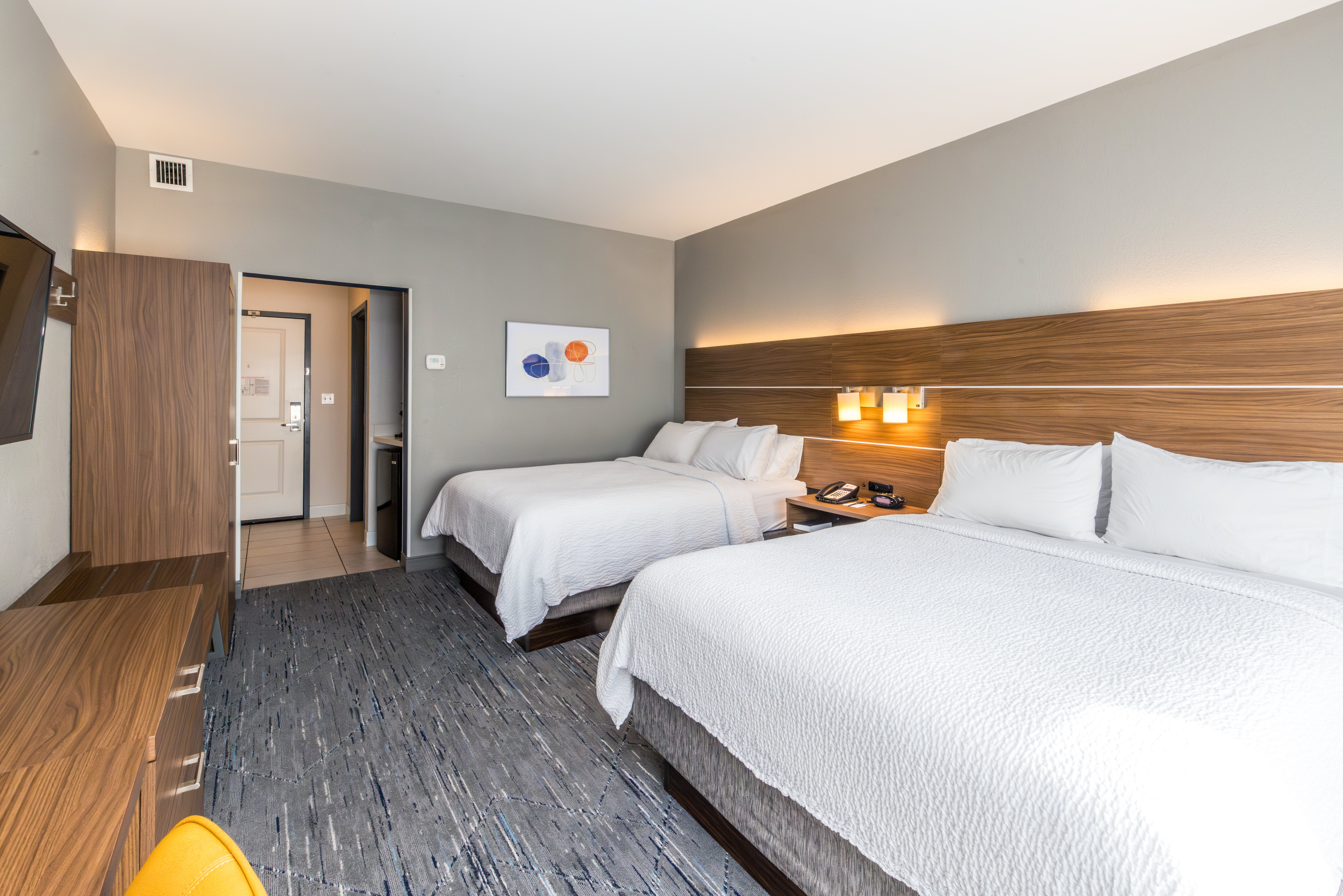 غرفة بسريرين لذوي الإعاقة