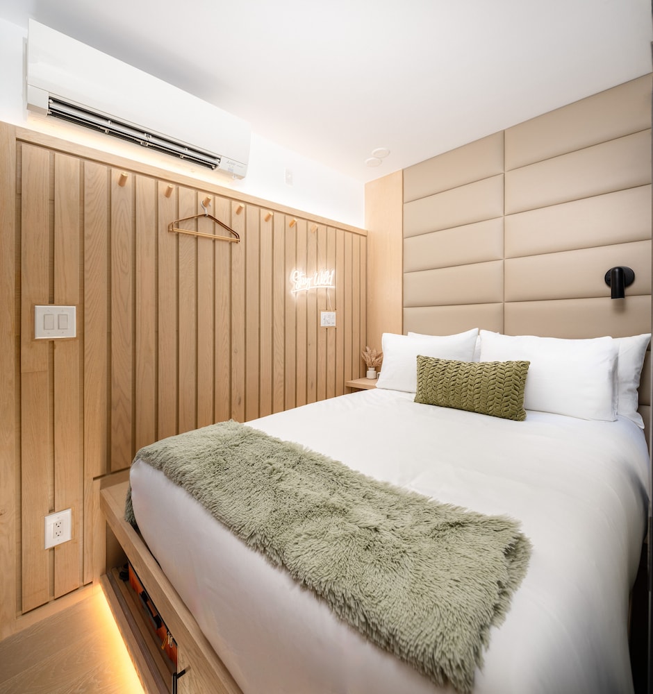 Hotel 837 7/50