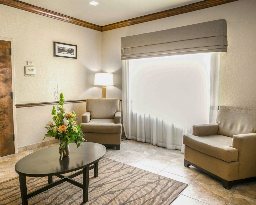 Sleep Inn & Suites Gonzales near Palmetto State Park 32/50