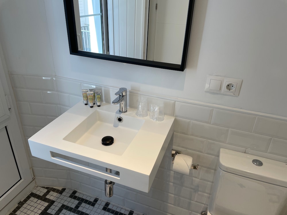 ECONOMY, DOUBLE OR TWIN BED