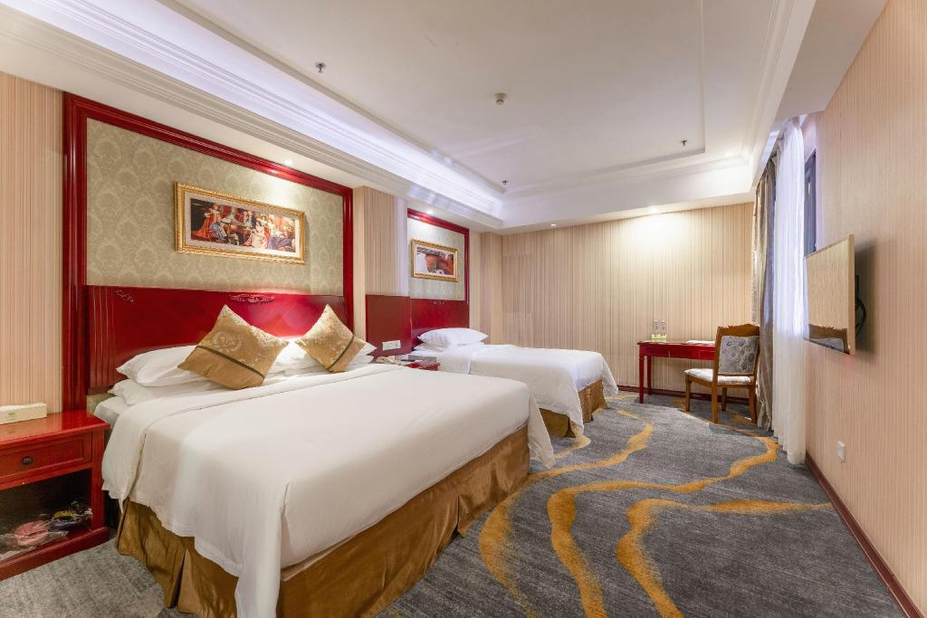 Vienna Hotel (Chongqing Changshengqiao Metro Station) 15/53