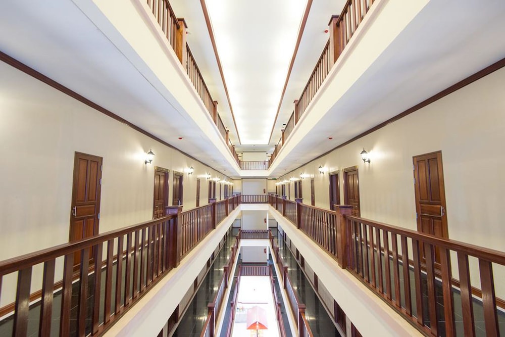 The President Hotel at Chokchai 4 7/57