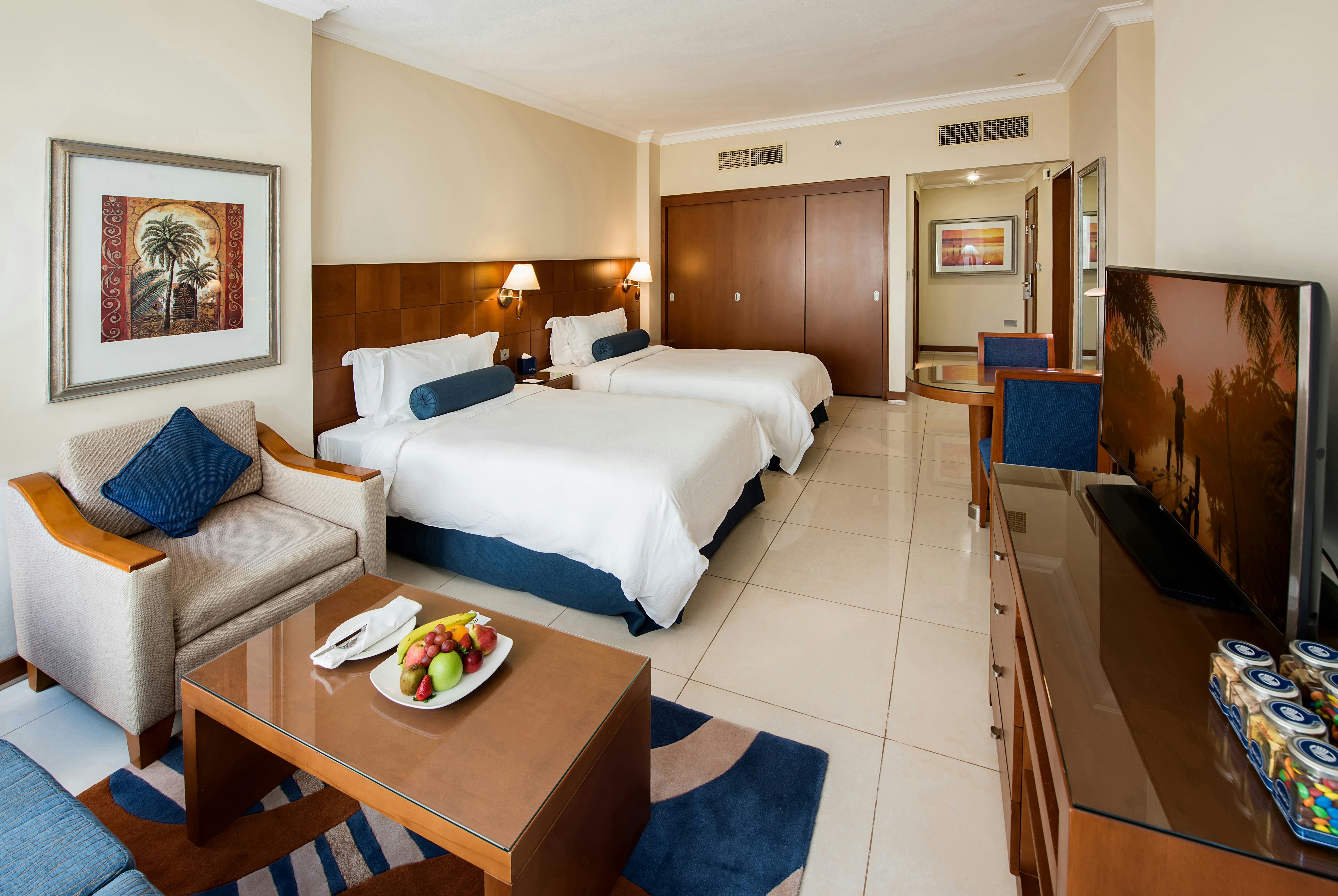 STUDIO, TWIN BEDS, CITY VIEW, KITCHENETTE