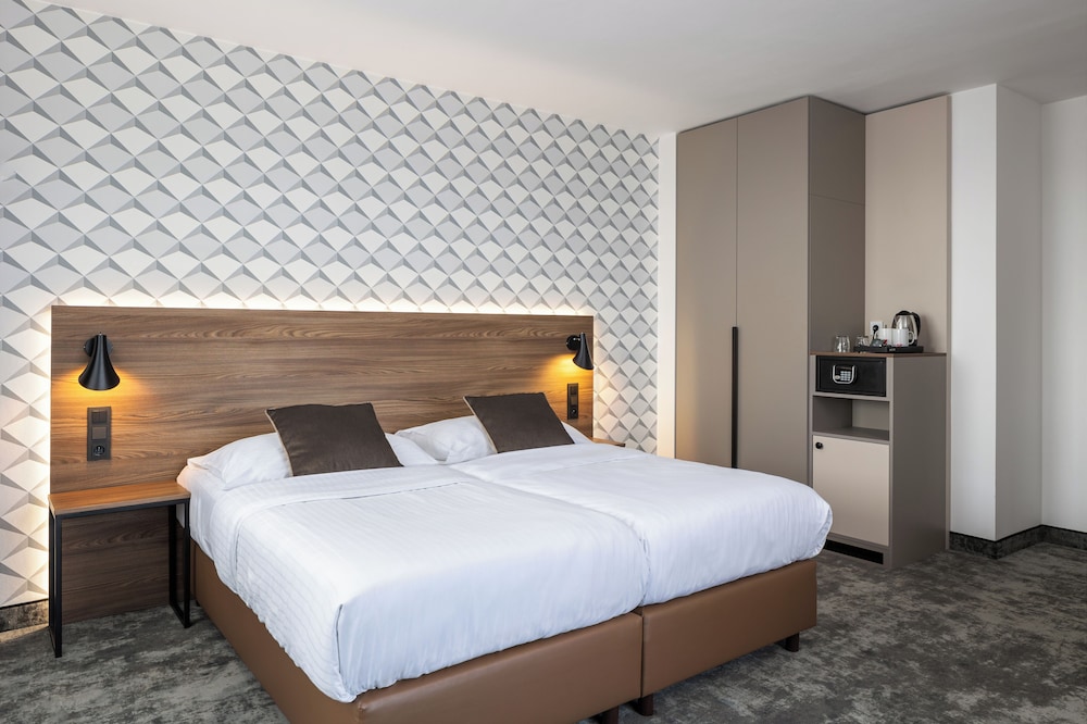 DELUXE, SUITE, POOL ACCESS