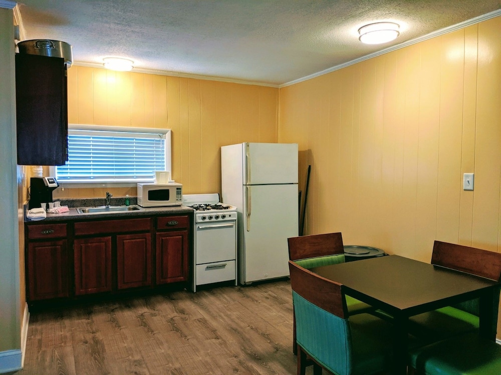 Colonial Inn Motel 10/77