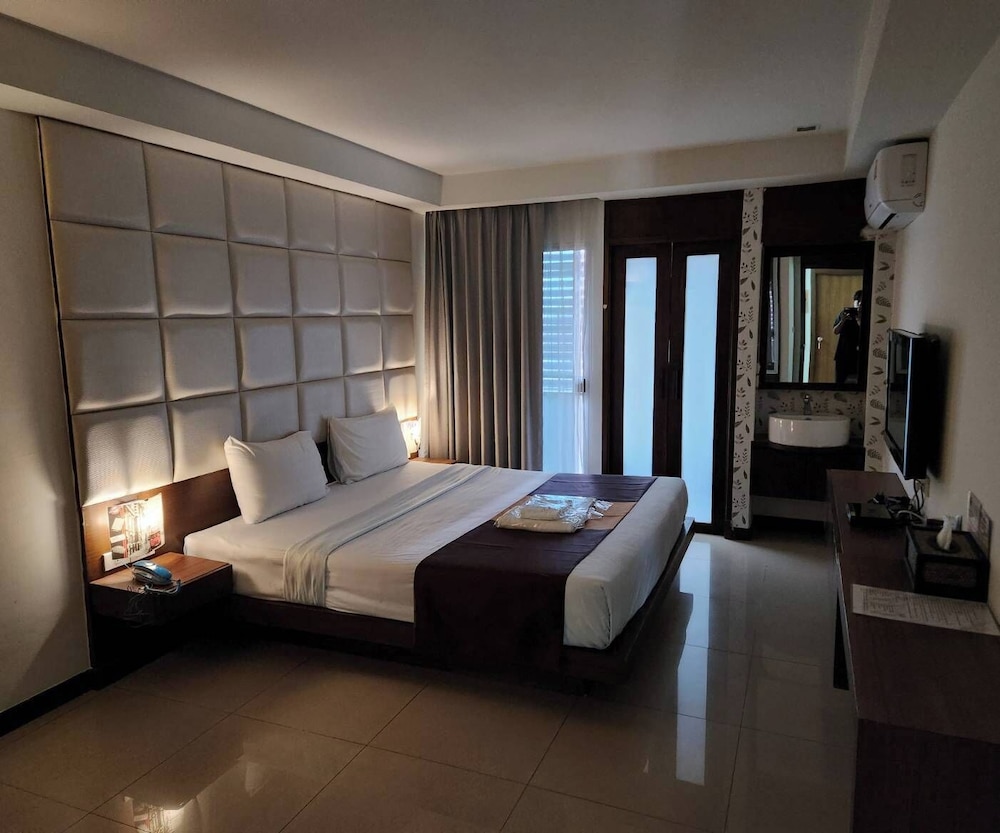 Collection O The Bangkok Cha Cha Suite 27/56