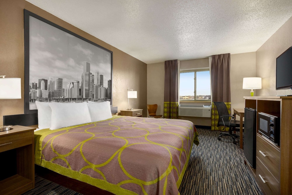Super 8 by Wyndham Joliet I-55 N/Chicago 14/48
