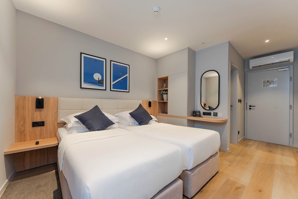 DELUXE, TWIN BEDS