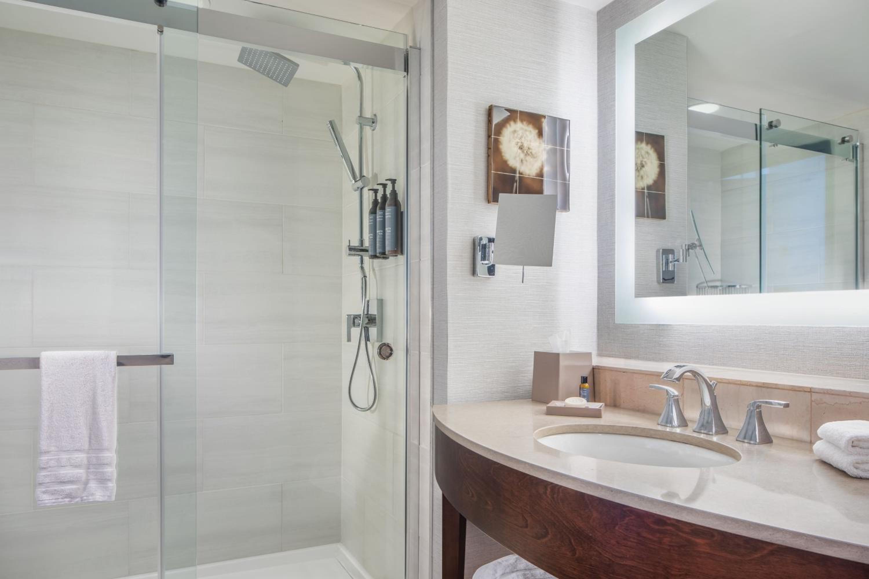 Preferred, Guest Room, King Bed, City View, Sofa, Corner، The Westin Buckhead 3/4