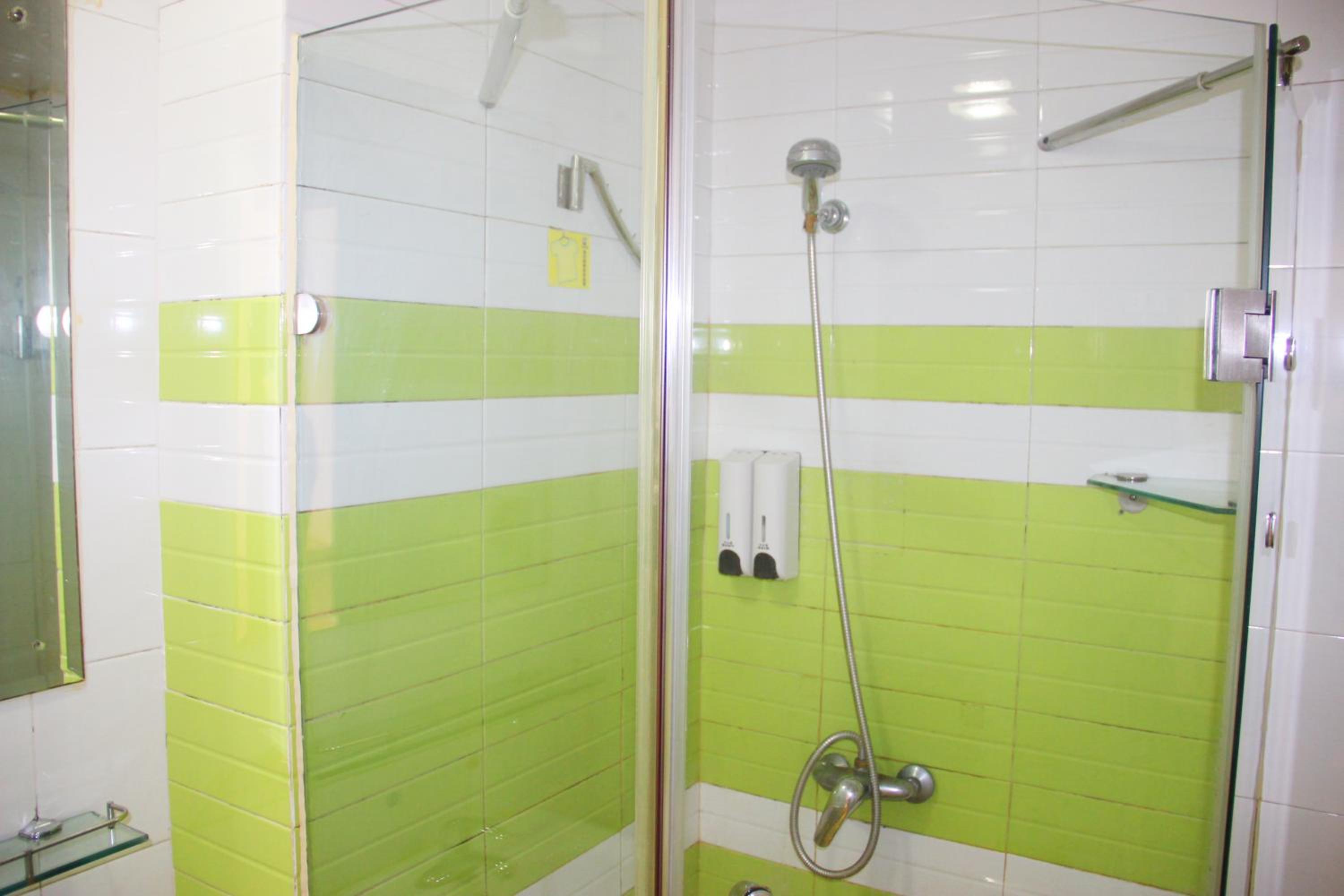 7 Days Inn (Foshan Zumiao Metro Station, Weiguo Road) 50/50