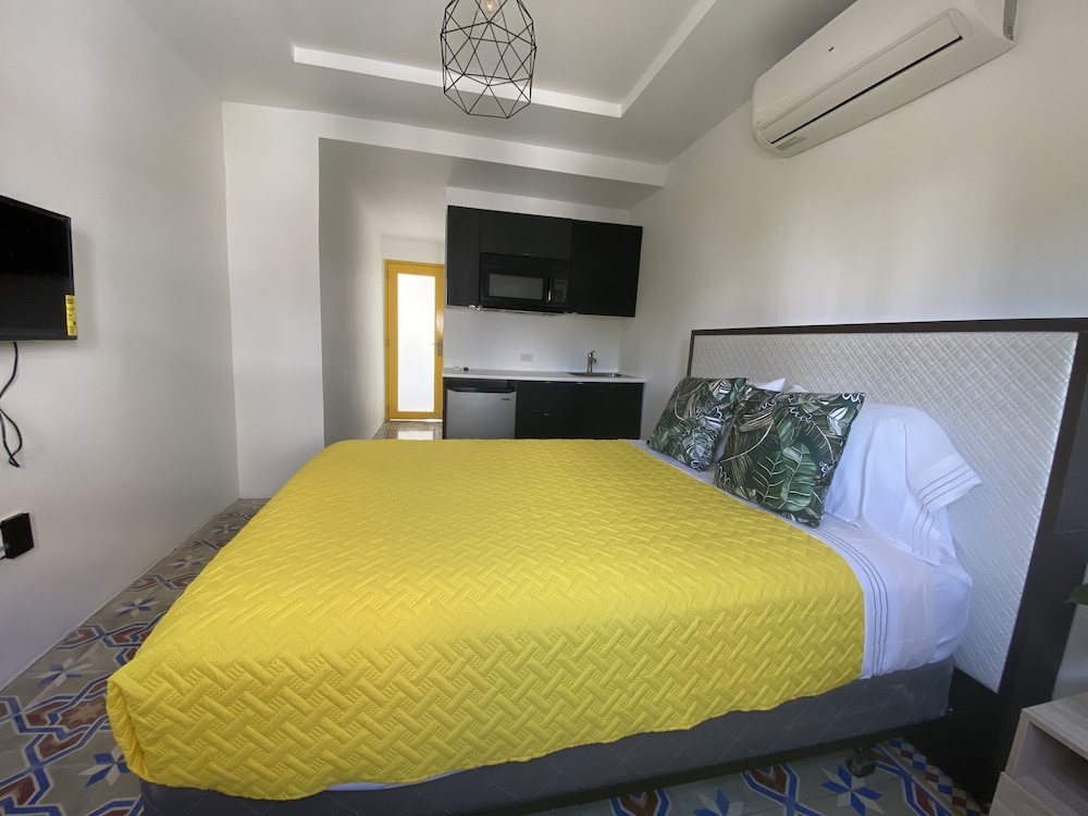 ROOM, QUEEN BED
