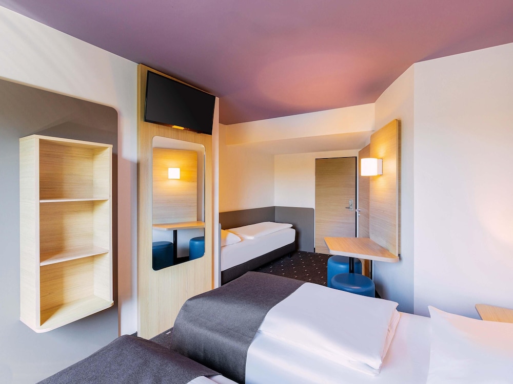 ROOM, TRIPLE, 1 QUEEN AND 1 SINGLE BED