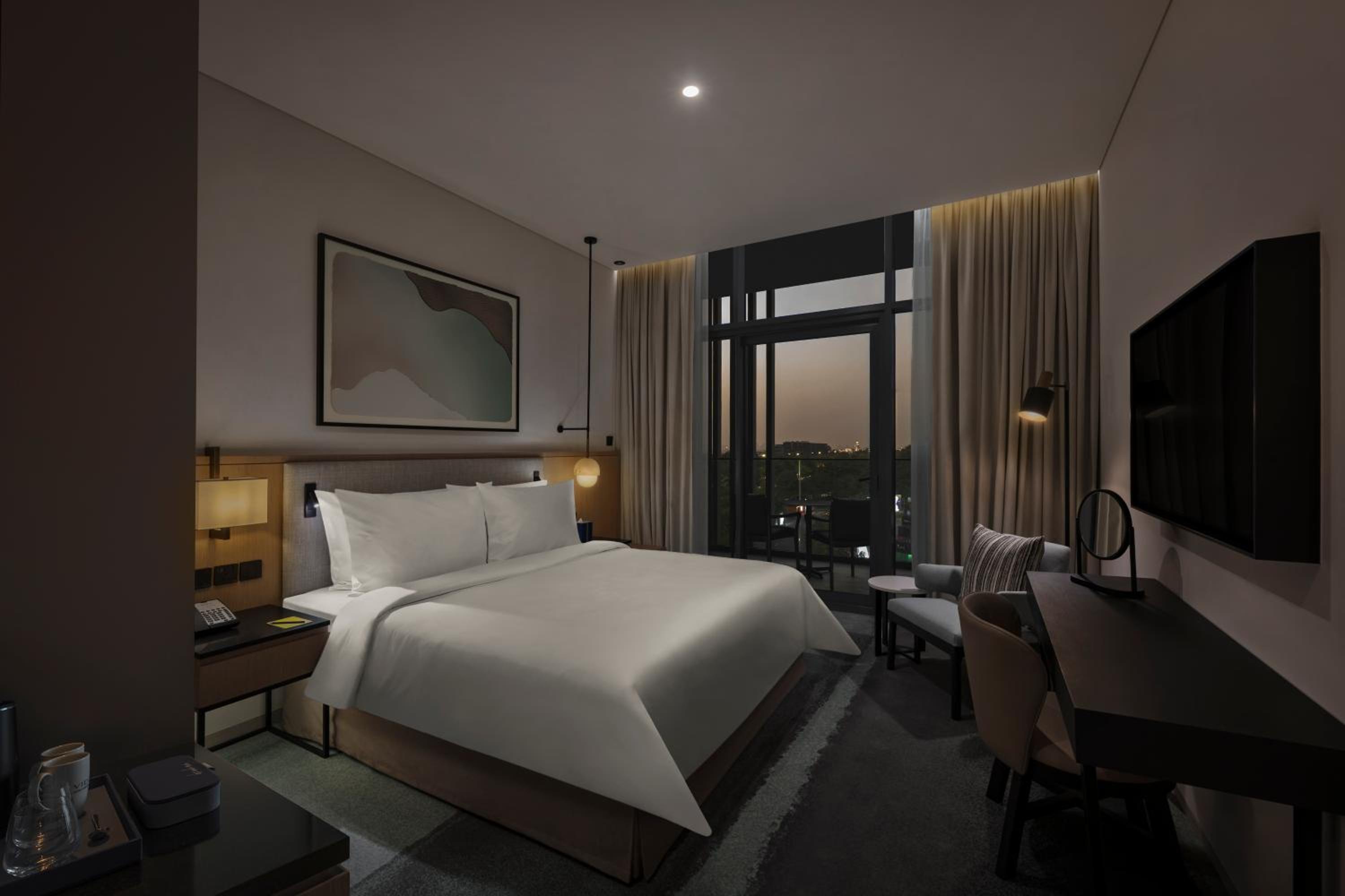 Deluxe, King Bed, Boulevard View, Balcony