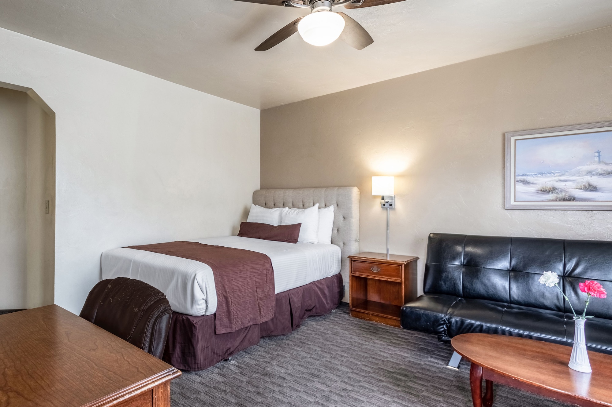 كوخ بسرير كينج وسرير كوين بغرفتي نوم بمطبخ، Lone Oak Lodge 2/10