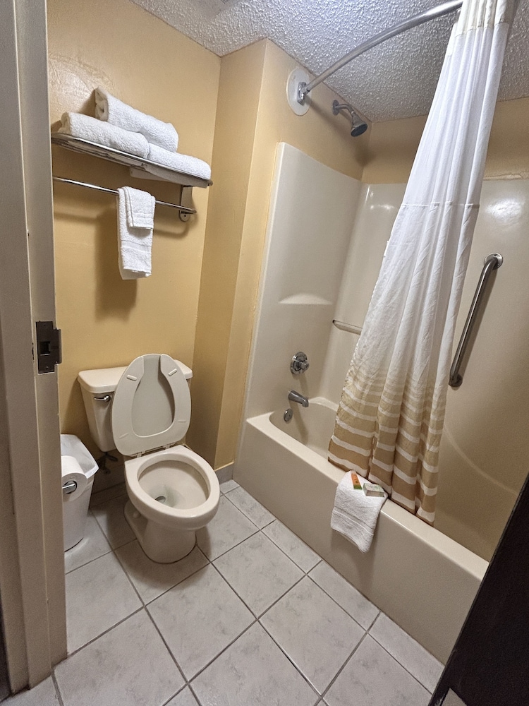 Home Town Inn And Suites 41/47