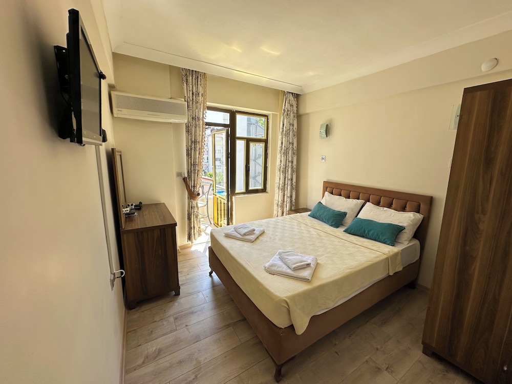 STANDARD, DOUBLE BED, PARTIAL SEA VIEW, BALCONY