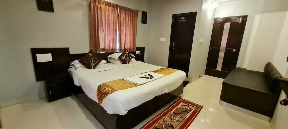 4 Seasons Suites 18/50