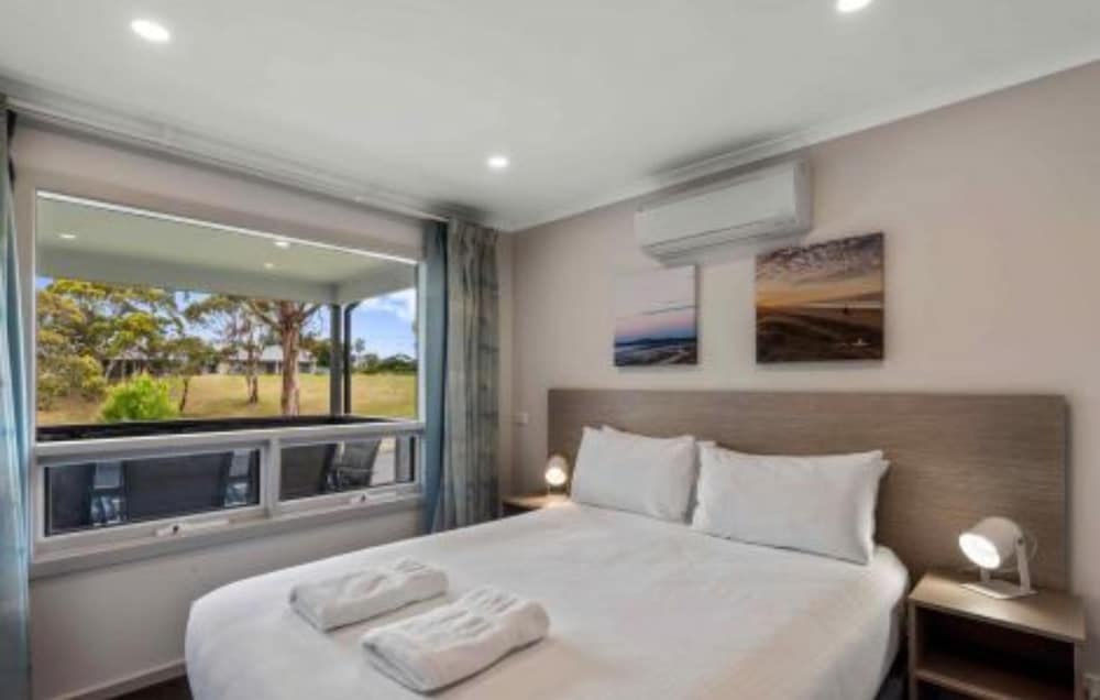 3 BEDROOMS, DELUXE, COTTAGE, LAKE VIEW