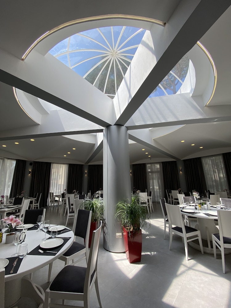 Atrium Deluxe Resort 52/62