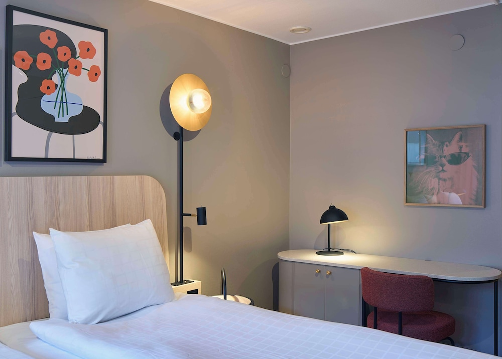 ROOM, SINGLE