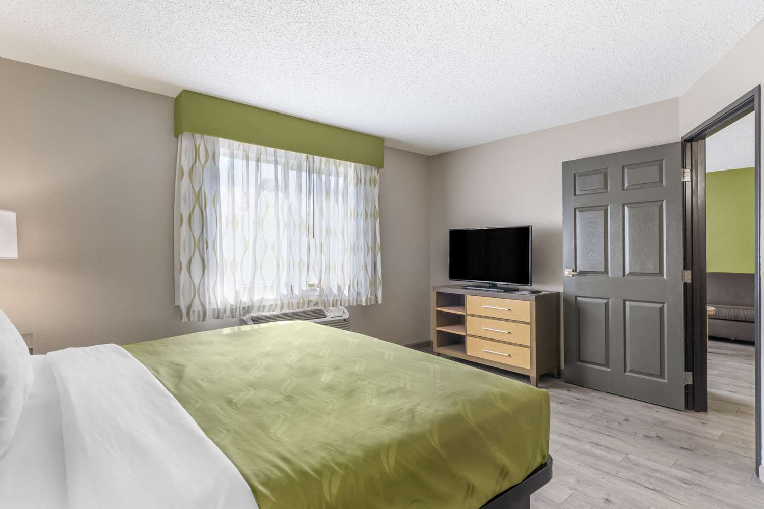 Quality Inn & Suites Delaware South 14/25