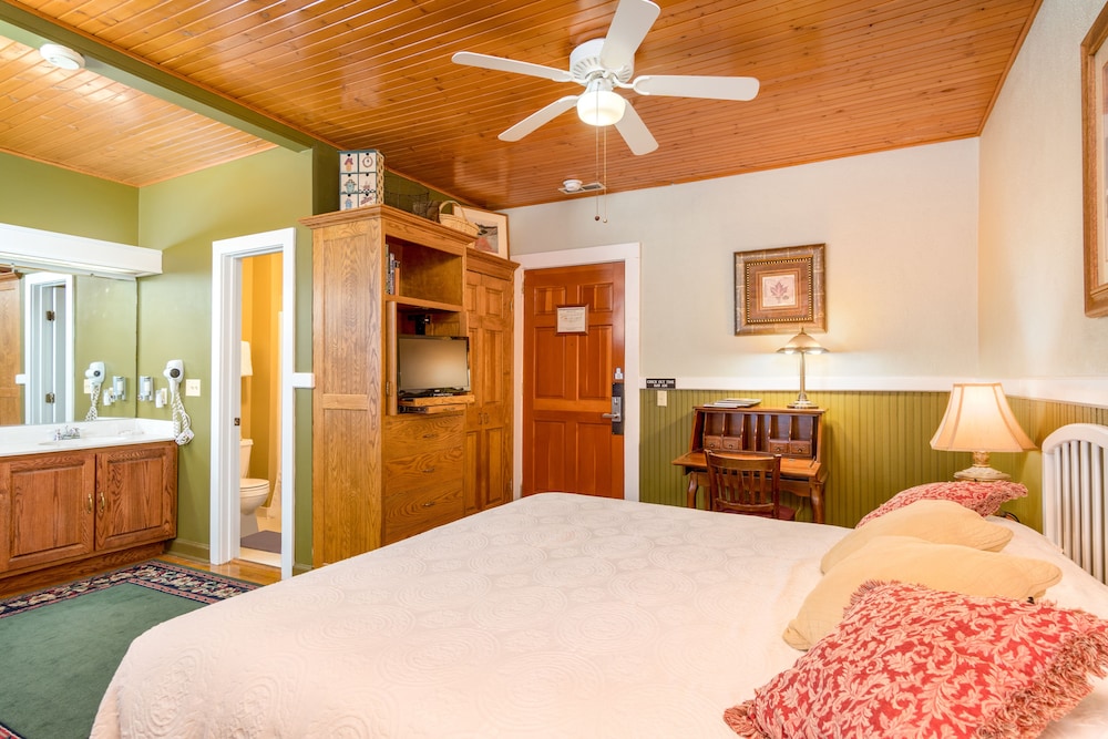 Highland Lake Inn & Resort 26/77