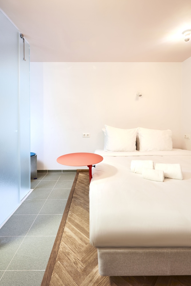 Medium, Queen Bed