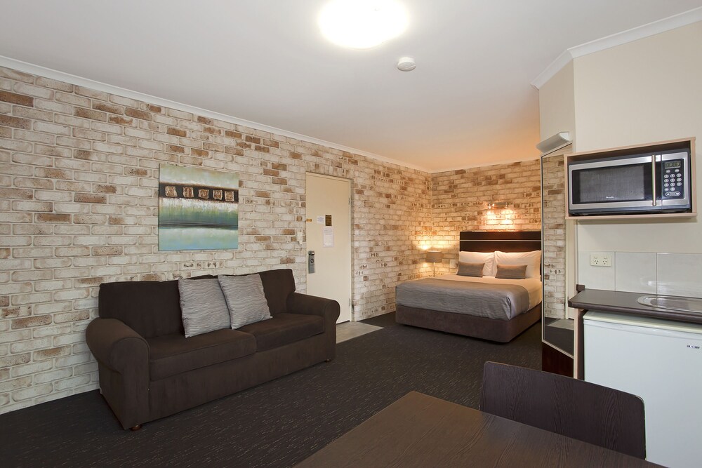 Highlander Motor Inn 30/37