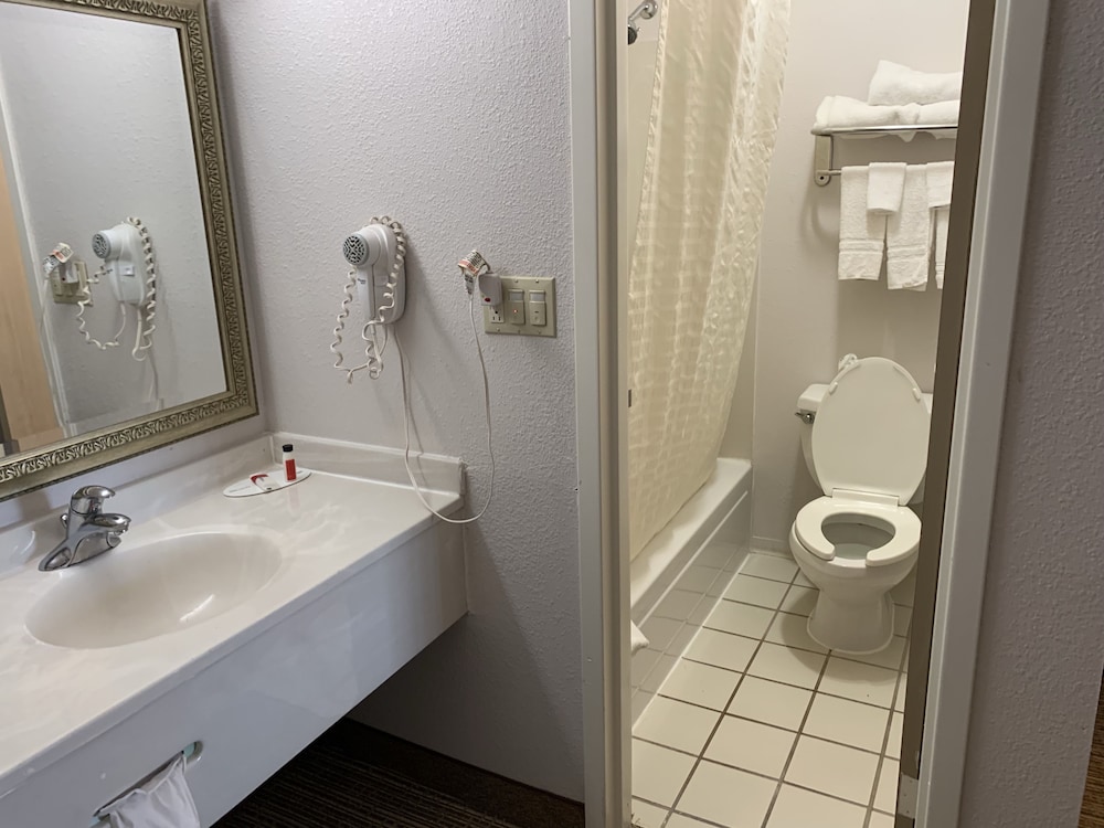 Travelodge By Wyndham Fort Wayne North 31/38