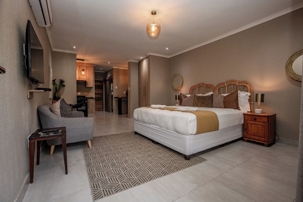 Bushbaby Valley Lodge 12/42
