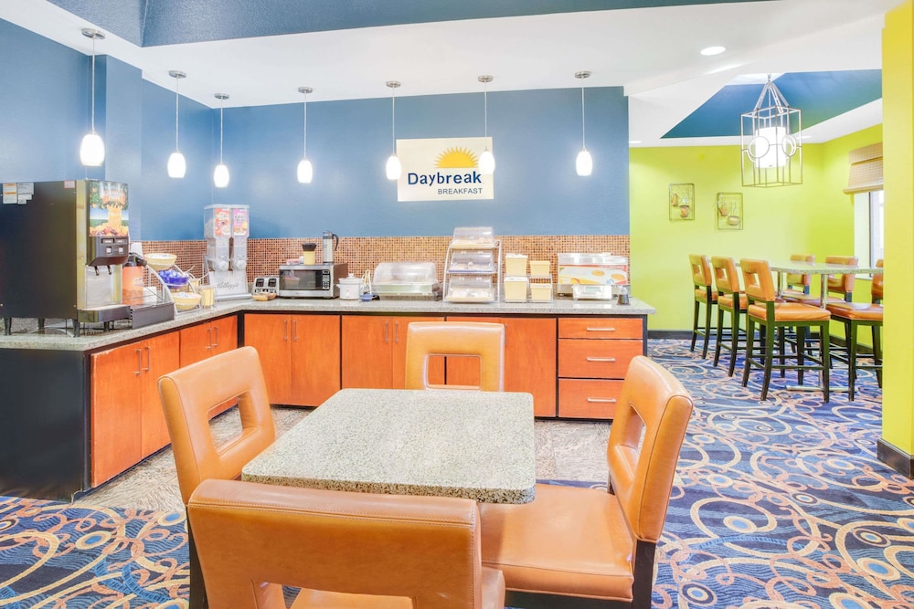 Days Inn & Suites By Wyndham Russellville 27/33