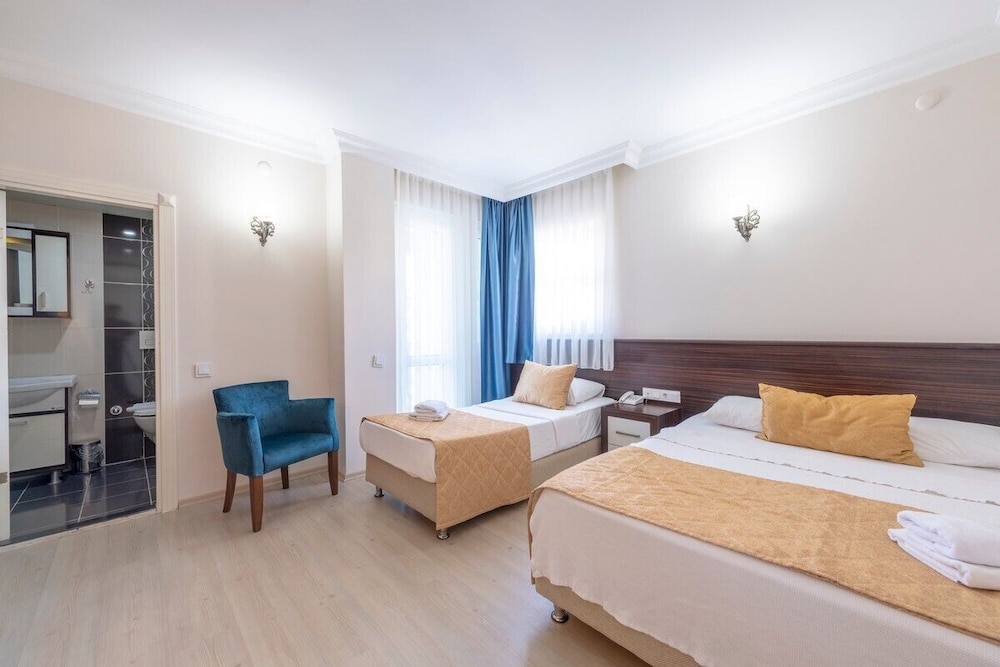 Theluna City Hotel 4/16