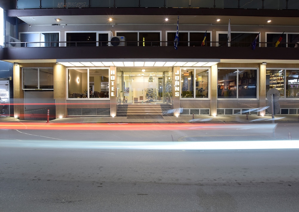 JOHN'S HOTEL 1/50