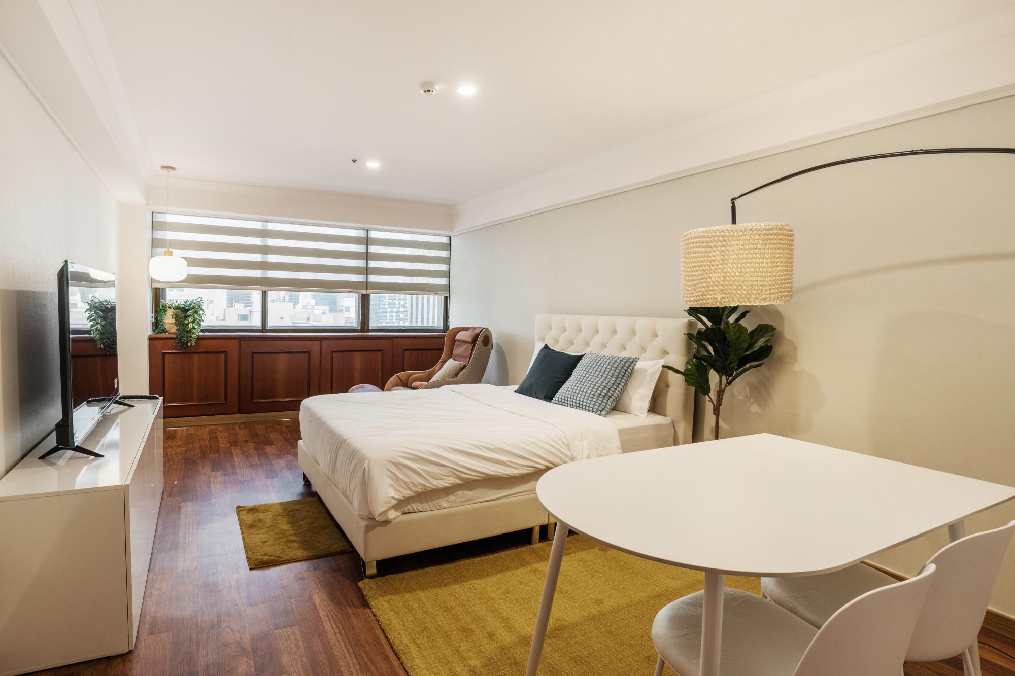 DELUXE, DOUBLE BED