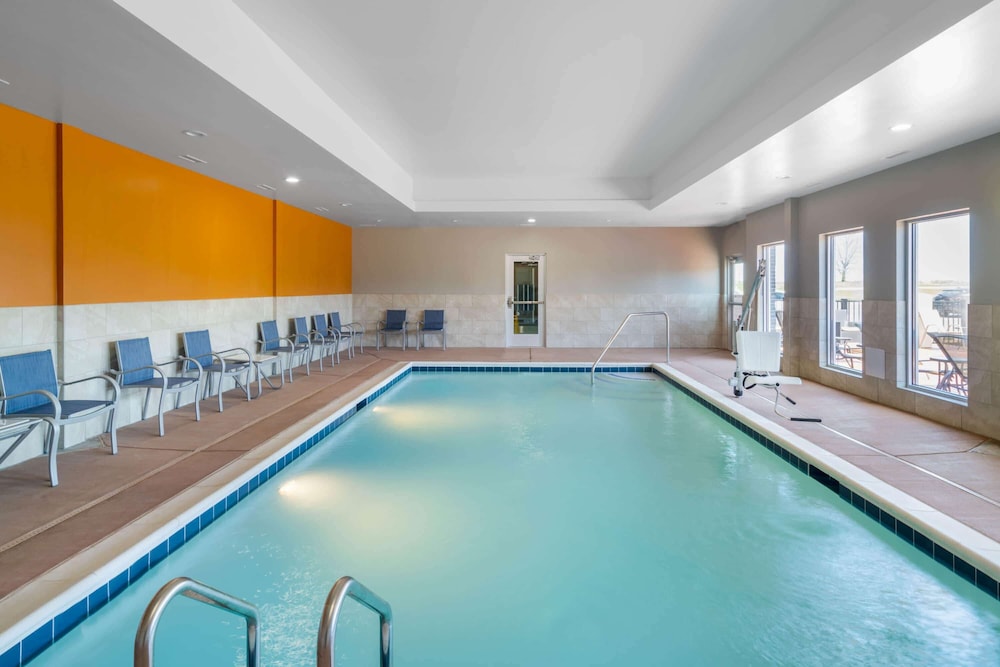 La Quinta Inn & Suites by Wyndham Louisville East 34/45