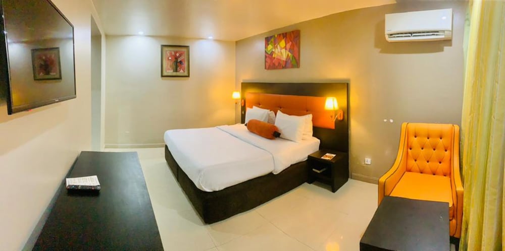 Oakspring Hotel &amp; Luxury Suites 22/50