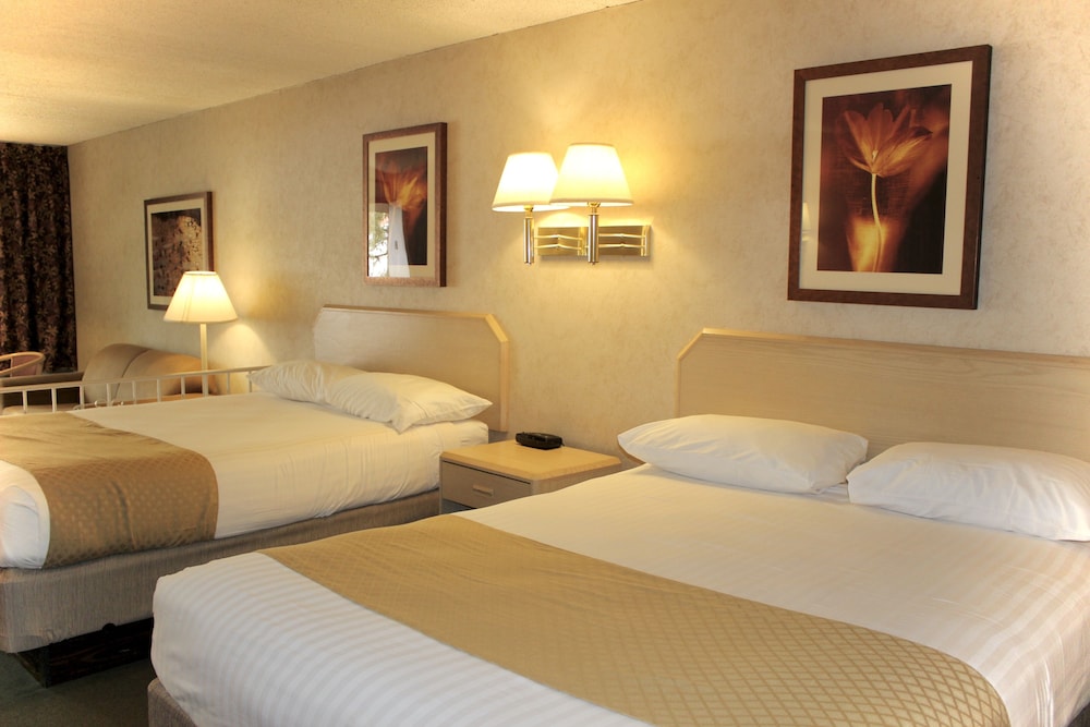 Deluxe, 2 Queen Beds, Sofa, South Side