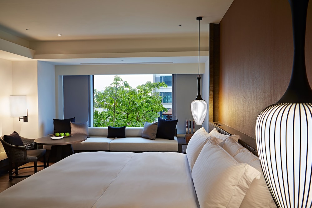 DELUXE, KING BED