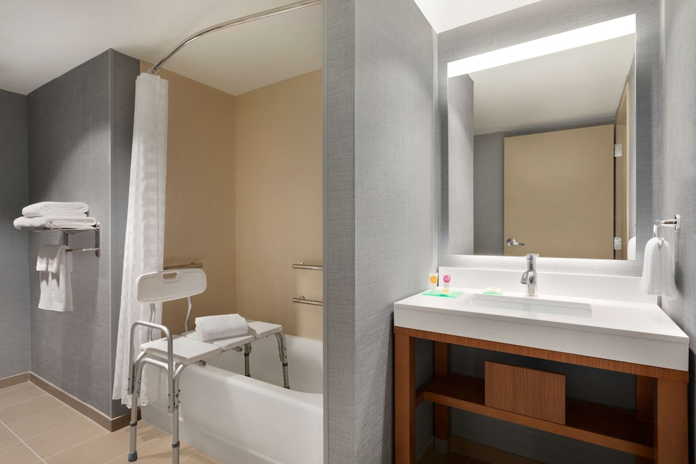 غرفة بسرير كينج مع أريكة، Hyatt Place Virginia Beach Town Center 4/4