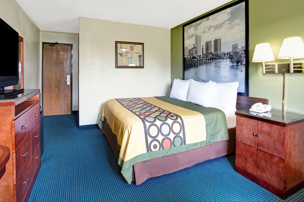 Super 8 by Wyndham Newport News/Jefferson Ave. 16/36