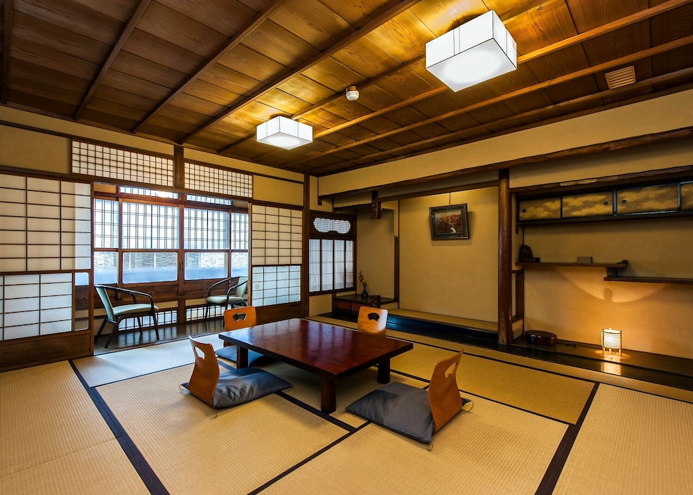 Traditional Kyoto Inn serving Kyoto cuisine IZUYASU 40/50