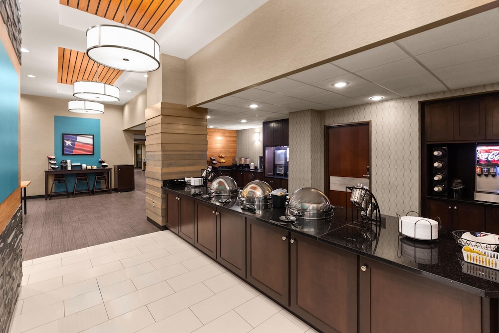 Heritage Inn Suites San Antonio Airpt, Trademark by Wyndham 12/60