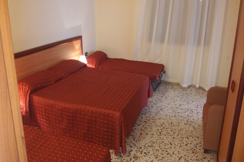 ROOM, QUADRUPLE