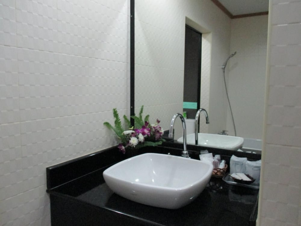 Lipa Bay Resort 27/55