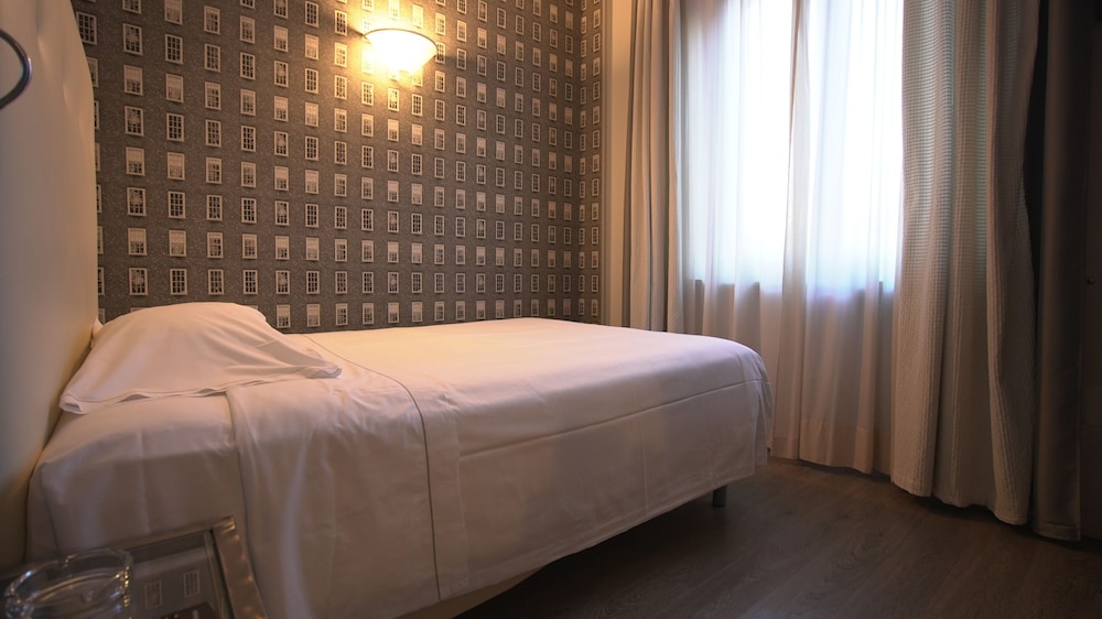 ROOM, SINGLE