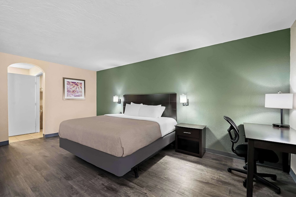 STUDIO, KING BED, SOFA