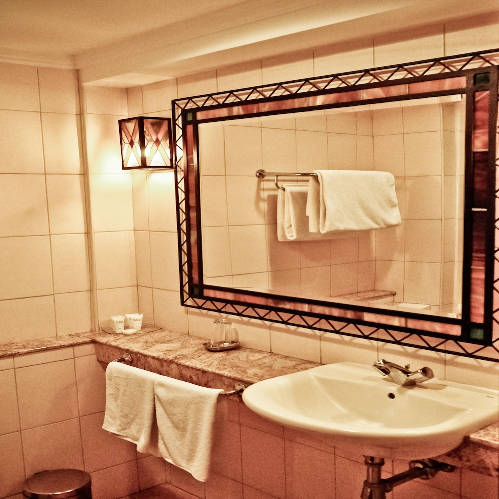 The Heron By Sarovar Portico India, Nairobi 16/77