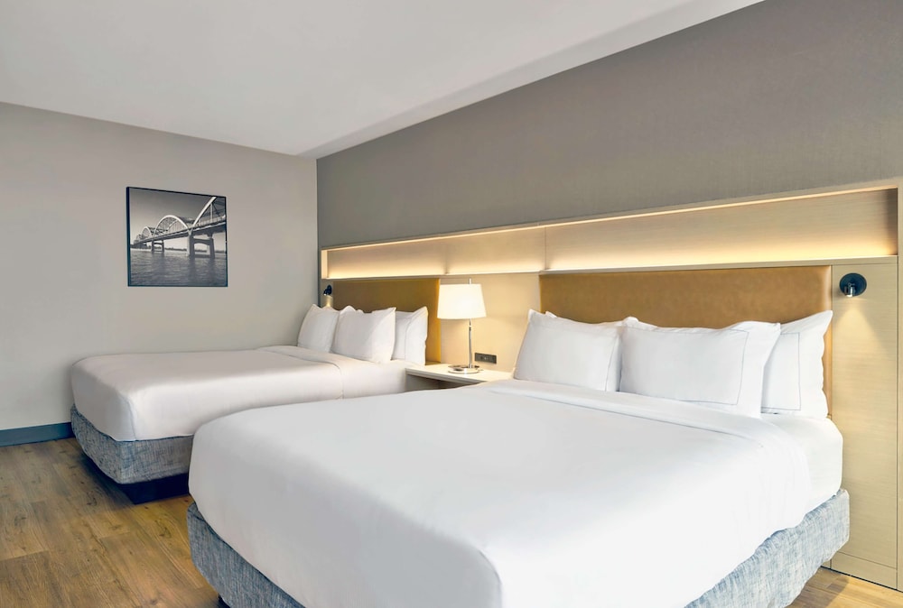 DoubleTree by Hilton Davenport 13/57
