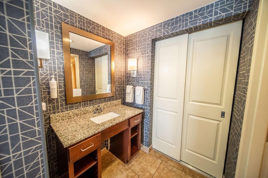 2 BEDROOMS, SUITE, 1 KING OR 2 QUEEN BEDS, ACCESSIBLE