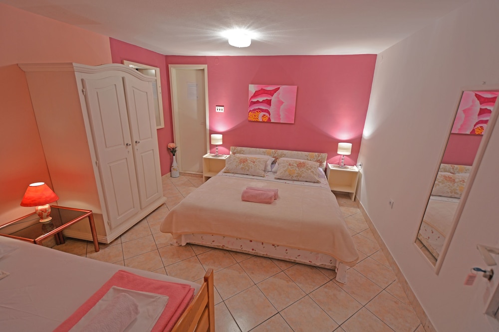 1 Bedroom, Superior, 1 King and 1 Single Beds, Kitchen, Courtyard Area، ROOMS SUNCE ISLAND RESIDENCE 2/6